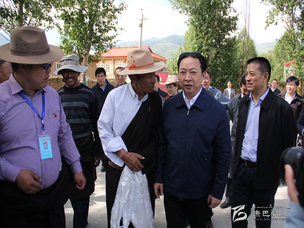 黃新初在甘孜縣調(diào)研指導(dǎo)扶貧開發(fā)工作、慰問(wèn)對(duì)口支援我州的干部人才代表掠影