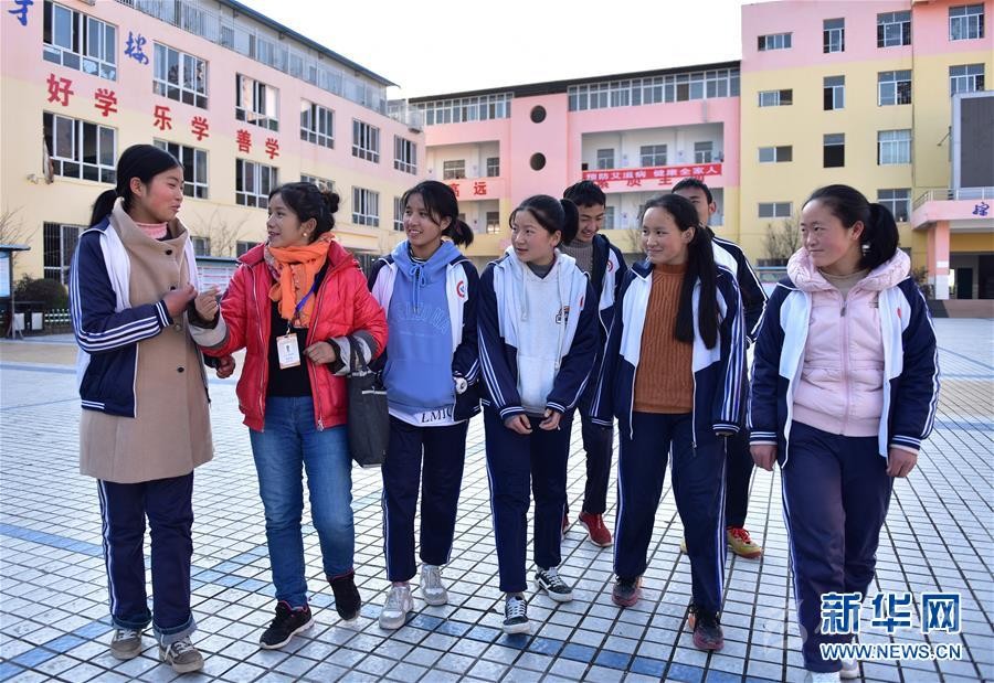 （決戰(zhàn)決勝脫貧攻堅(jiān)·圖文互動）（4）山上的放羊娃不見了——涼山教育扶貧斬?cái)嘭毨А按H傳遞”