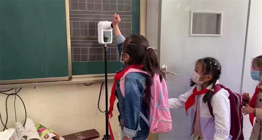 學(xué)生進(jìn)行.jpg 學(xué)生進(jìn)行.jpg