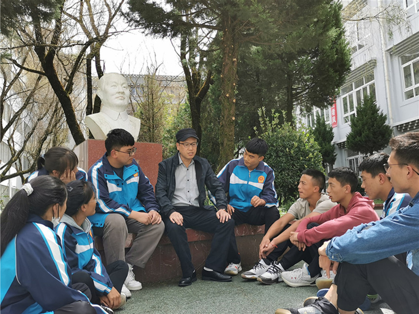 趙華強(qiáng)與學(xué)生.jpg 趙華強(qiáng)與學(xué)生.jpg