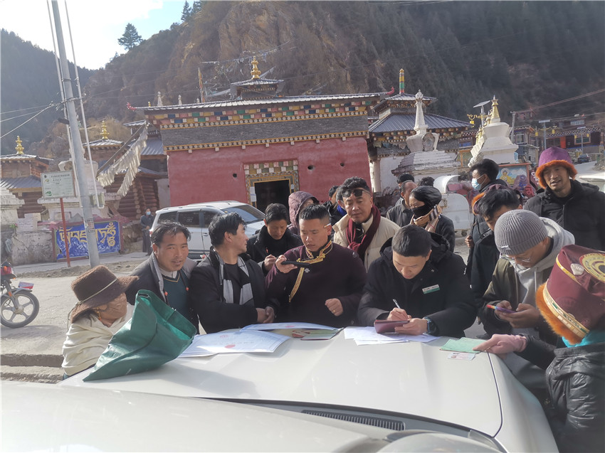 別樣的汽車銀行很接地氣，農行德格縣支行開展農戶信息建檔，現(xiàn)場為百姓開展金融服務。.jpg