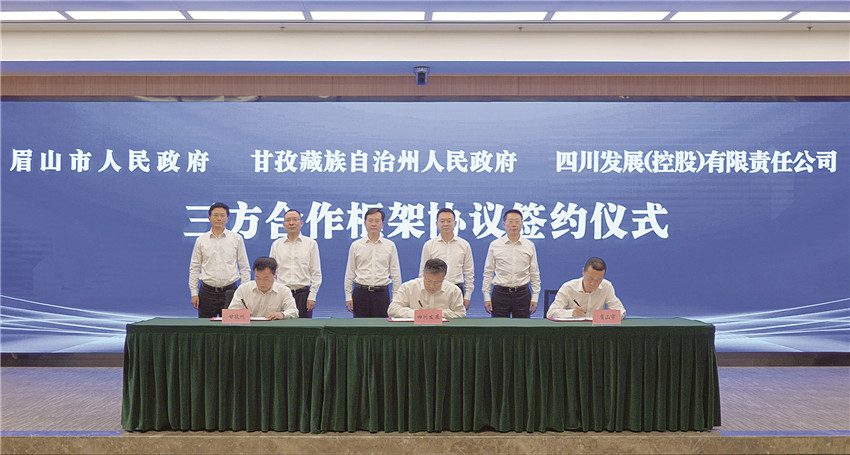 圖為簽約.jpg 圖為簽約.jpg