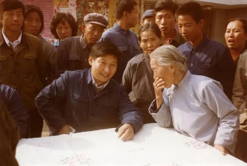 1983年，時任河北正定縣委書記的習(xí)近平，臨時在大街上擺桌子聽取老百姓意見。