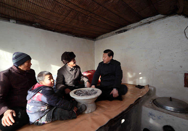 2012年12月30日，習(xí)近平在河北省阜平縣龍泉關(guān)鎮(zhèn)駱駝灣村看望唐榮斌老人一家。