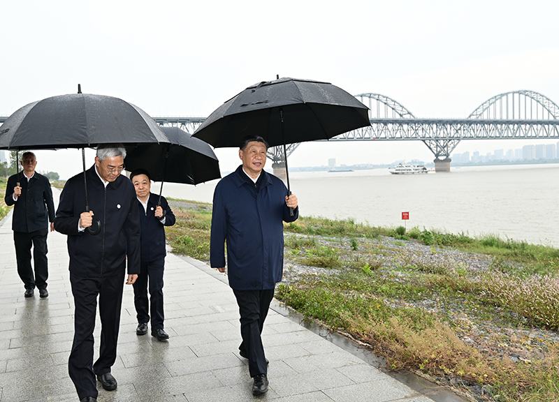 2023年10月10日，習(xí)近平總書記在江西長江國家文化公園九江城區(qū)段冒雨考察。