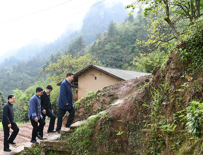 2019年4月15日，在石柱土家族自治縣中益鄉(xiāng)華溪村，習近平總書記踏著濕滑的石階登上陡坡，前往貧困戶譚登周家看望。