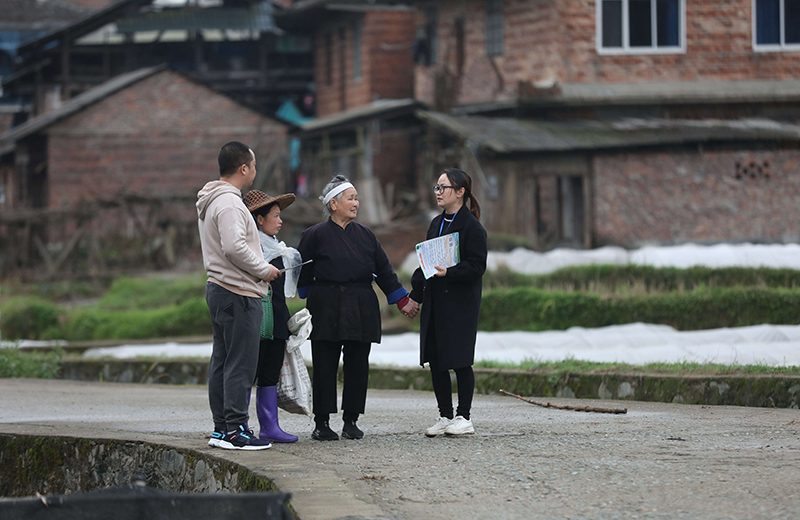 2022年3月24日，在廣西柳州市三江侗族自治縣良口鄉(xiāng)南寨村，紀檢監(jiān)察干部（右一、左一）在了解惠農(nóng)政策落實情況。