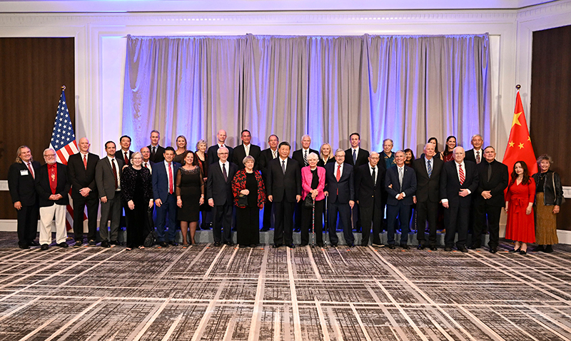 這是美國友好團(tuán)體聯(lián)合歡迎宴會開始前，習(xí)近平主席會見飛虎隊(duì)和史迪威將軍后人、鼓嶺、艾奧瓦州、華盛頓州等方面友好人士代表，同他們親切交談并合影留念。