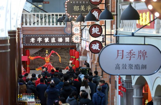 顧客在天津老字號集合店內觀看演出。新華社記者 趙子碩 攝