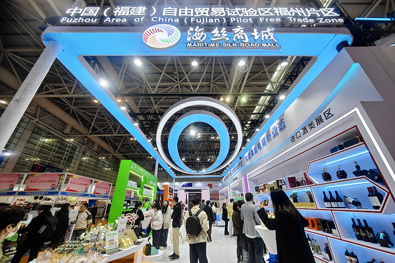 2024年3月18日，第四屆中國跨境電商交易會(huì)在福建福州開幕。展會(huì)聚焦“鏈接跨境全流域 共建電商新生態(tài)”，集聚全國80余個(gè)外貿(mào)產(chǎn)業(yè)帶的上千家供應(yīng)鏈企業(yè)。