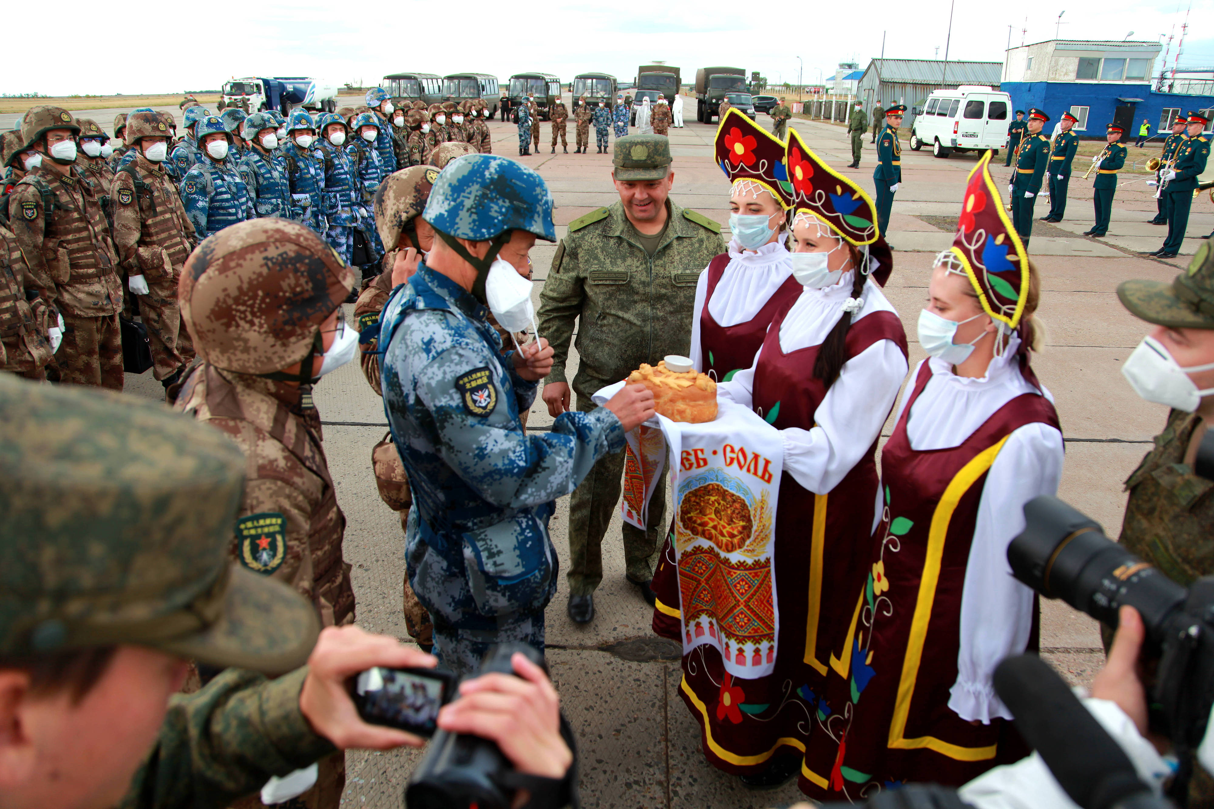 當(dāng)?shù)貢r(shí)間2021年9月10日，跨境參加“和平使命-2021”上海合作組織成員國聯(lián)合反恐軍演的中方部隊(duì)導(dǎo)演部抵達(dá)俄羅斯奧倫堡“東古茲”靶場演習(xí)地域。圖為俄方人員為中方人員舉行歡迎儀式。