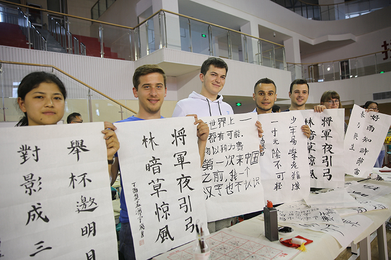 2017年6月5日，來自青島大學(xué)和中國石油大學(xué)（華東）的外國留學(xué)生在展示剛剛現(xiàn)場完成的書法作品。
