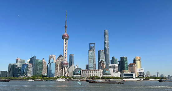 沿蘇州河遠眺陸家嘴城市建筑群。人民網(wǎng) 馬作鵬 攝