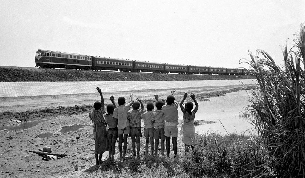 贊比亞魯西瓦西湖畔的少年兒童歡迎坦贊鐵路的列車通到他們的家鄉(xiāng)（1976年攝）。
